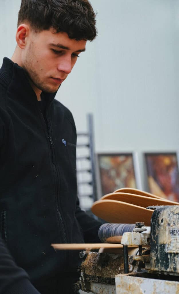 Werktafel zonder lijmafval dankzij het gebruik van voorgelijmde materialen.