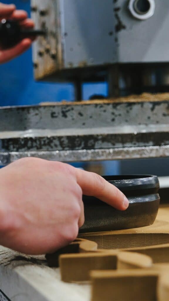 Close-up van gestanste orthopedische onderdelen, klaar voor directe toepassing.