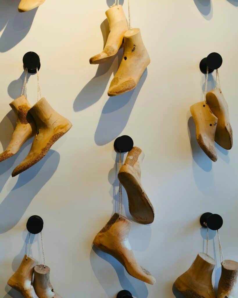 leesten-aan-een-wand